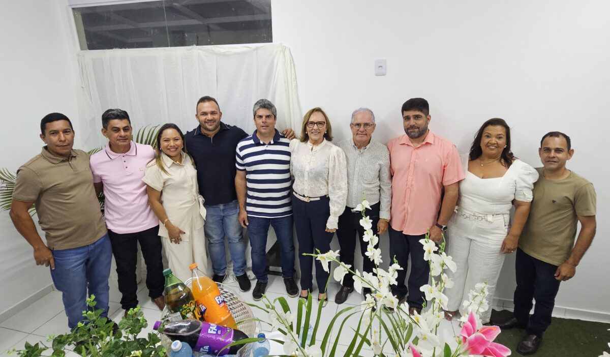 Senadora foi recepcionada por lideranças políticas (Foto: divulgação)